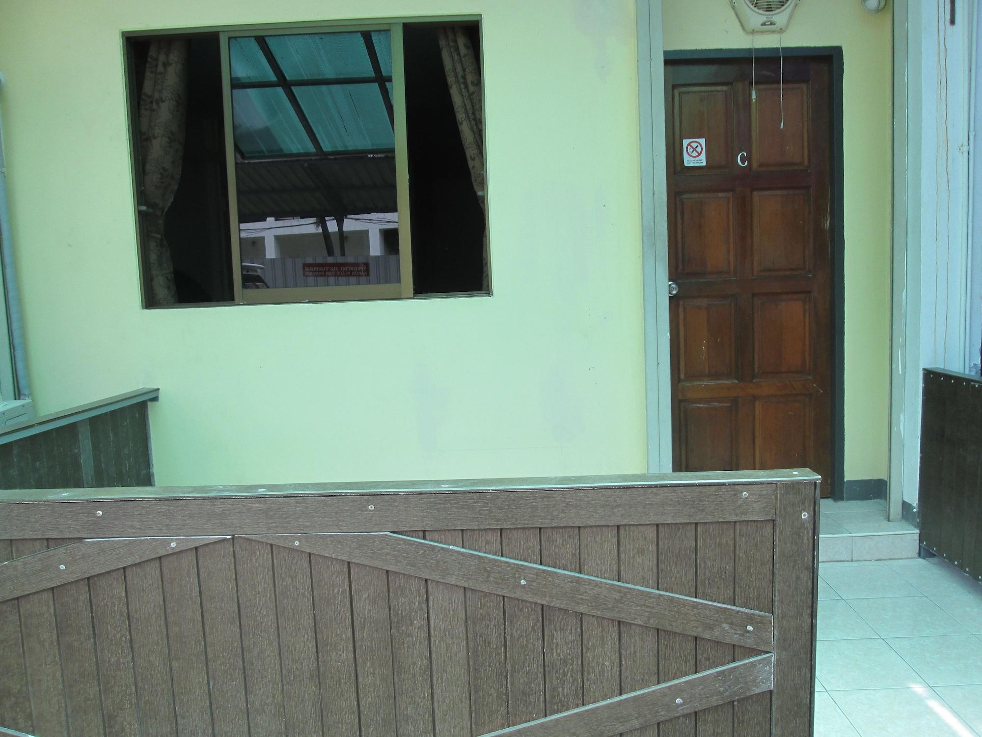 Pineapple Guesthouse Karon Buitenkant foto