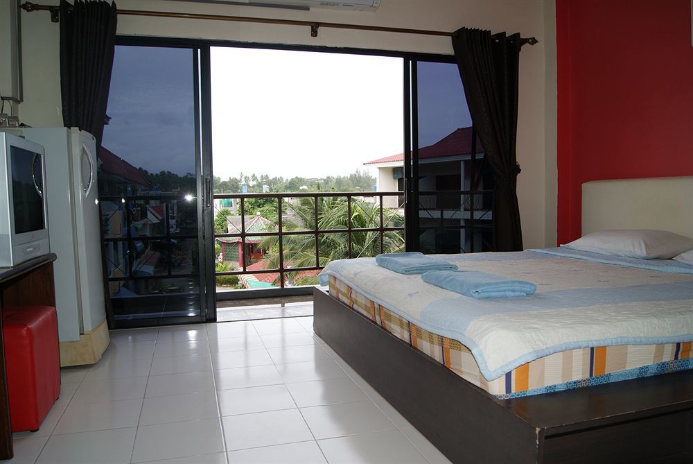Pineapple Guesthouse Karon Buitenkant foto